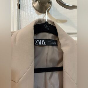 Cream Zara blazer, never been worn. Size XS